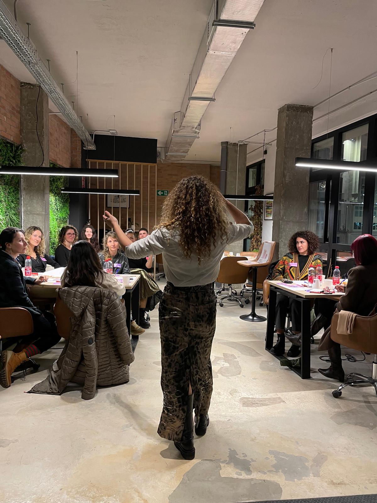 Silvina Hood Talleres Presenciales Malaga Mentora Oratoria, comunicación y liderazgo mujeres 22.54.42