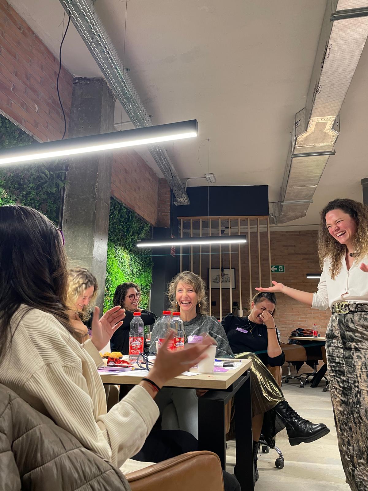 Silvina Hood Talleres Presenciales Malaga Mentora Oratoria, comunicación y liderazgo mujeres 22.54.45